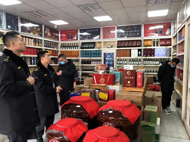 涪城區(qū)市場(chǎng)監(jiān)管局開(kāi)展節(jié)前白酒市場(chǎng)專(zhuān)項(xiàng)整治行動(dòng)